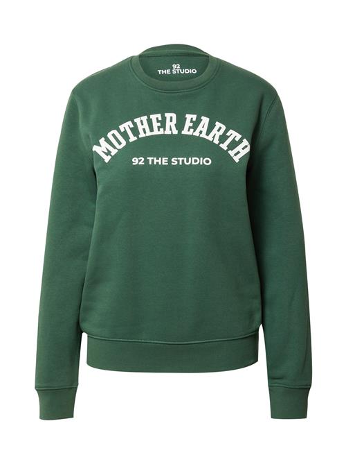 Se 92 The Studio Sweatshirt 'Tennis'  mørkegrøn / hvid ved About You