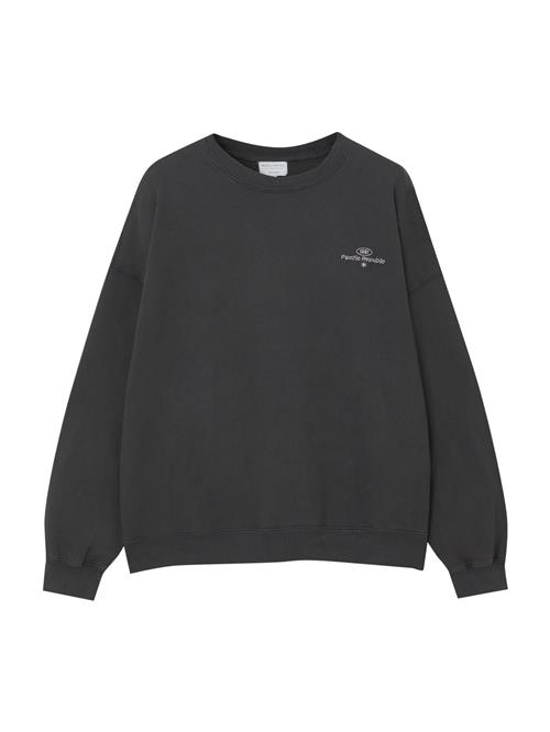 Se Pull&Bear Sweatshirt  mørkegrå / hvid ved About You