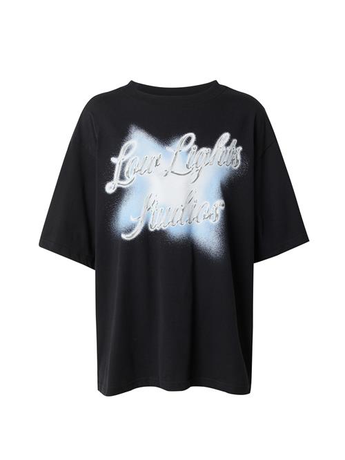 Se Low Lights Studios Shirts 'CHROMATIC'  lyseblå / sort / sølv ved About You