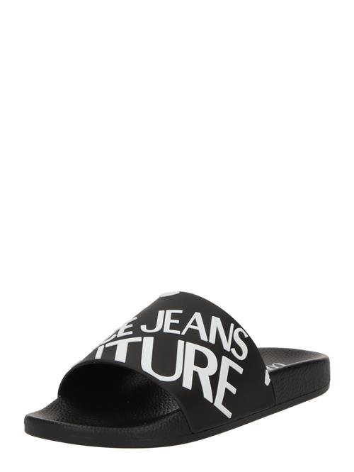 Se Versace Jeans Couture Pantoletter 'FONDO SHELLY'  sort / hvid ved About You