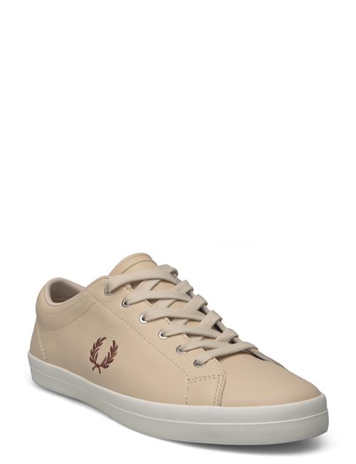 Se Fred Perry Baseline Leather Fred Perry Beige ved Booztlet