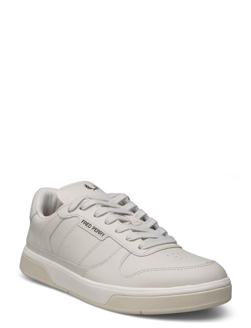 Se Fred Perry B300 Textured Leather Fred Perry Cream ved Booztlet