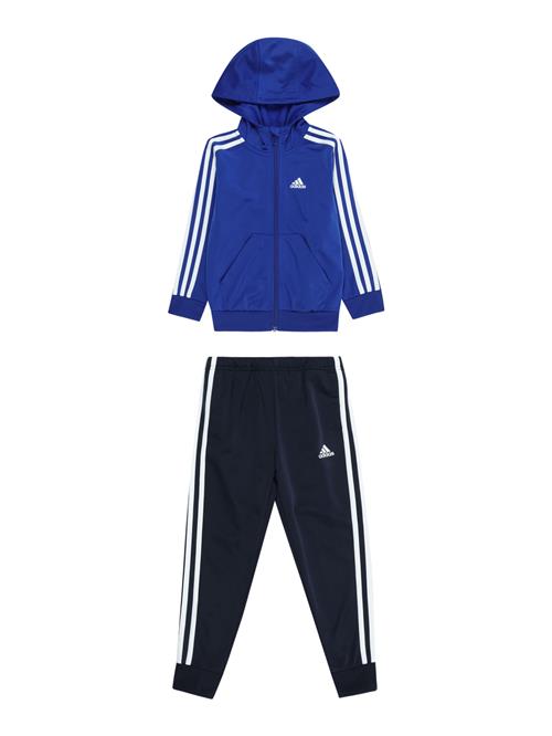 Se ADIDAS SPORTSWEAR Træningsdragt 'Essentials'  koboltblåt / sort / hvid ved About You