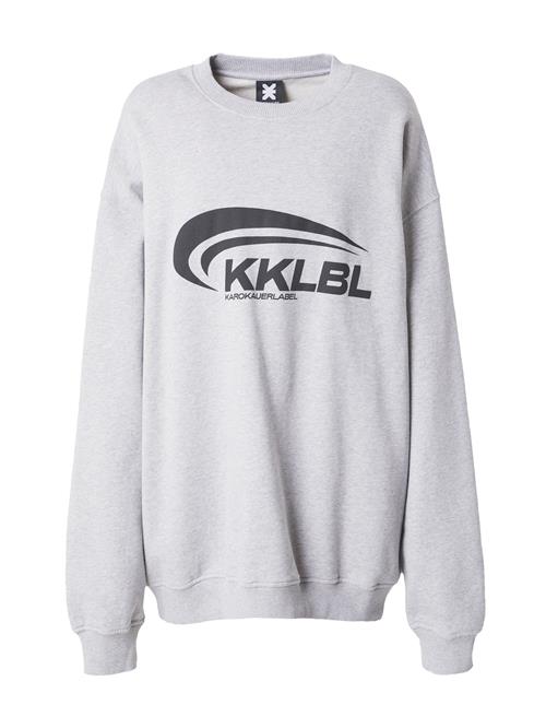 Se Karo Kauer Sweatshirt  grå-meleret / sort ved About You