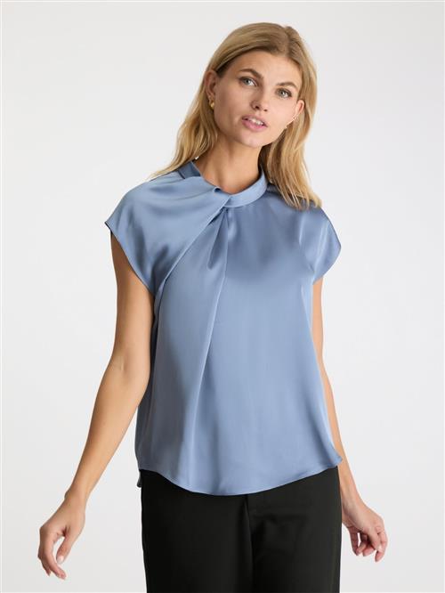 Se Neo Noir Fleur Drapy Satin Blouse Kvinde Dusty Blue Kortærmede Bluser Str 44 - hos Magasin ved Magasin