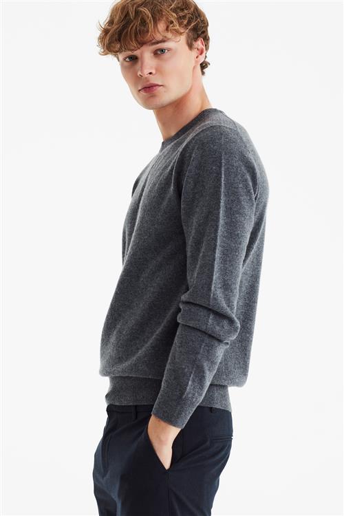 Se Magasin du Nord Collection Magasin Mads 2 100% Cashmere Mand Dark Grey Melange Sweaters Str L Cashmere ved Magasin