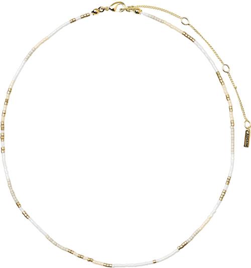 Se Pilgrim Alison Necklace White, Goldplated one size - Perlehalskæder hos Magasin ved Magasin