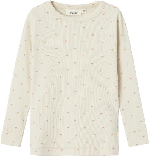 Se Lil' Atelier Nmfgago LS Slim TOP LIL Noos Str 104 - Turtledove/heart Langærmede T-shirts hos Magasin ved Magasin