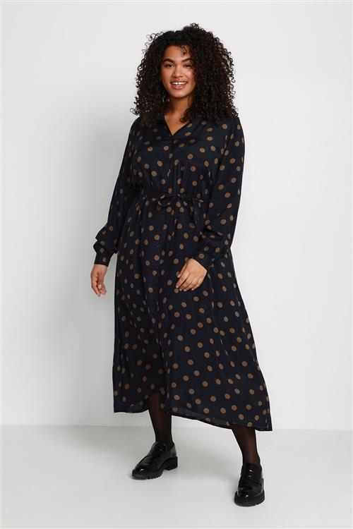 Se Kaffe Curve Kcolivia Dress Kvinde Black With Mustang Dot Maxi Kjoler Str 46 - hos Magasin ved Magasin