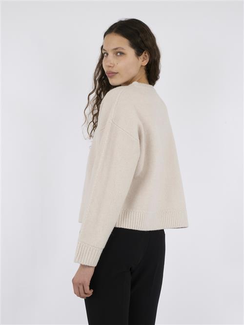 Se Neo Noir Detri Solid Knit Blouse Kvinde Ivory Sweaters Str 40 - hos Magasin ved Magasin