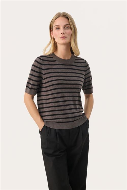 Se Part Two Everlottapw PU Kvinde Grey/black Stripe Kortærmet Strik Regular Fit Str L - hos Magasin ved Magasin