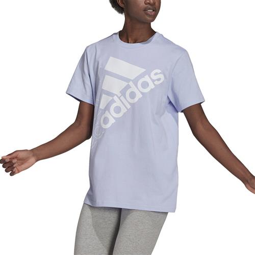 Se adidas Brand Love Slanted Logo Boyfriend Tshirt XS - Trænings T-shirts Bomuld hos Magasin ved Magasin