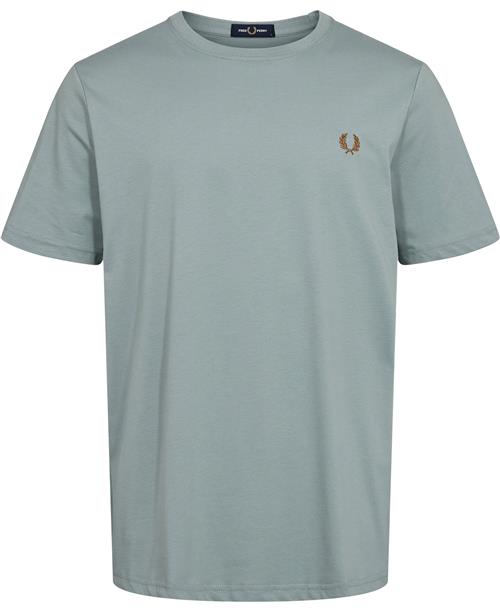 Se Fred Perry M1600 Mand Slvrblue/dkcaram Kortærmede T-shirts Str XL - Bomuld hos Magasin ved Magasin