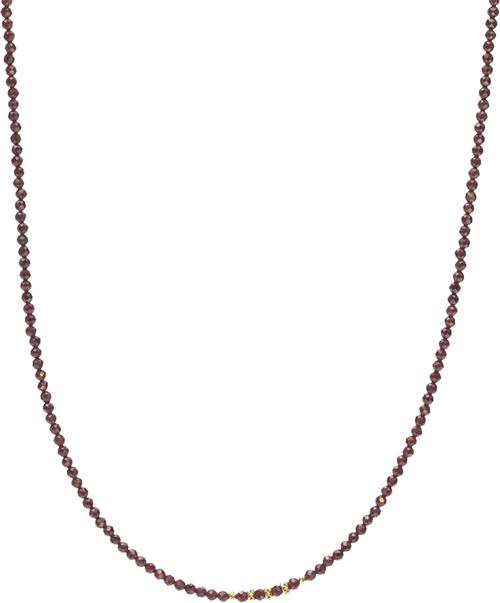 Se BeChristensen Nikki Necklace Red Garnet Gold 40+5cm - Perlehalskæder hos Magasin ved Magasin