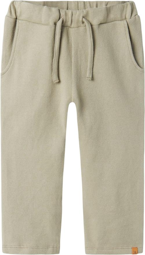 Se Lil' Atelier Nmmthoro REG Pant LIL Str 122 - Seagrass Bukser hos Magasin ved Magasin