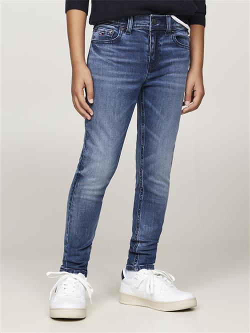 Se Tommy Hilfiger Scanton Y Dark Wash Str 6 - Midblue Jeans hos Magasin ved Magasin