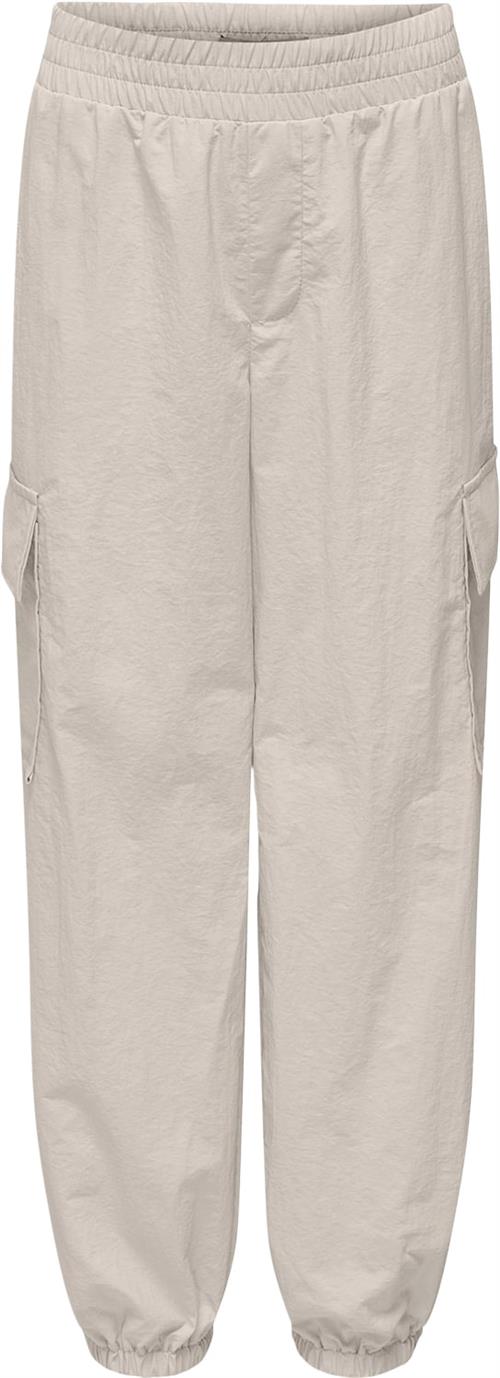 Se ONLY Kogecho Cargo Parachute Pant PNT Str 128 - Pumice Stone Bukser Denim hos Magasin ved Magasin