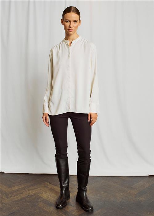 Se Bruun & Stengade BS Adora Shirt Kvinde Off White Skjorter Str 42 - hos Magasin ved Magasin