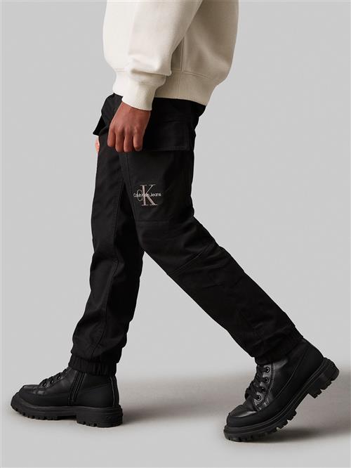 Se Calvin Klein Essential Woven Cargo Pants Str 16 - Ck Black Bukser hos Magasin ved Magasin