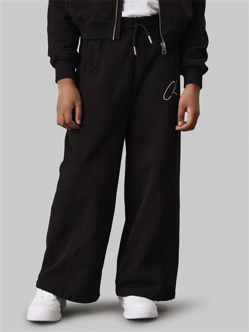 Se Calvin Klein CK Signage Wide Sweatpants Str 12 - Ck Black Bukser hos Magasin ved Magasin