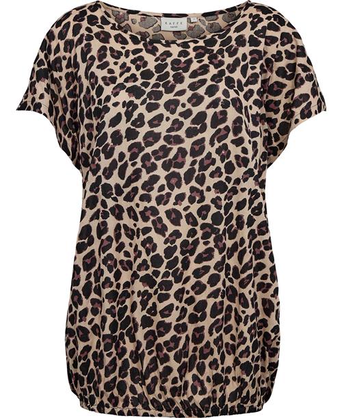 Se Kaffe Curve Kcsonna Stanley Top Kvinde Leopard Print Toppe Str 44 - hos Magasin ved Magasin