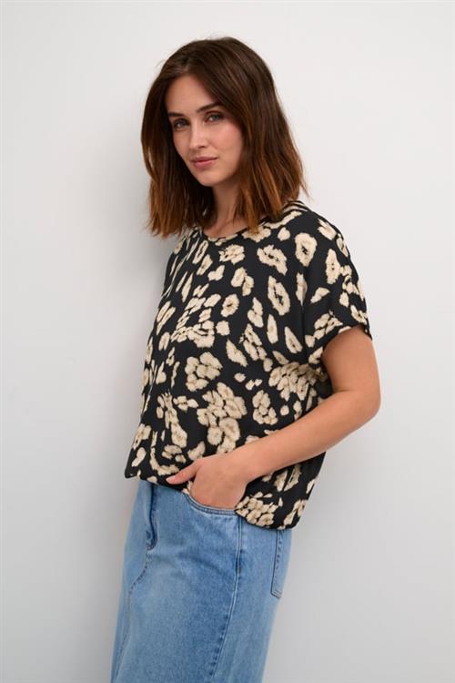 Kaffe Kabeathe Stanley Blouse Kvinde Black/sand Leo Print Kortærmede Bluser Str 46 - hos Magasin