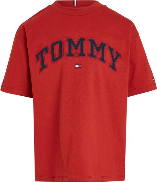 Se Tommy Hilfiger Varsity Embroidery TEE SS Str 3 år / 98 cm - Dark Magma Kortærmede T-shirts hos Magasin ved Magasin