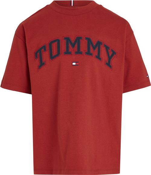 Se Tommy Hilfiger Varsity Embroidery TEE SS Str 16 år / 176 cm - Dark Magma Kortærmede T-shirts hos Magasin ved Magasin