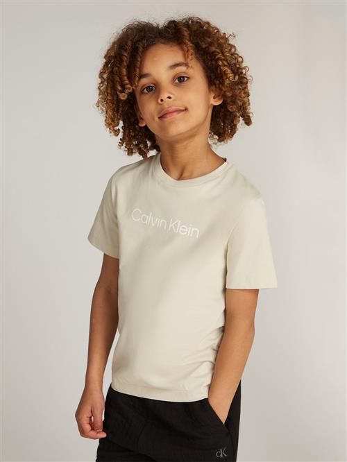 Se Calvin Klein Inst. Logo SS Tshirt Str 12 - Pelican Kortærmede T-shirts hos Magasin ved Magasin