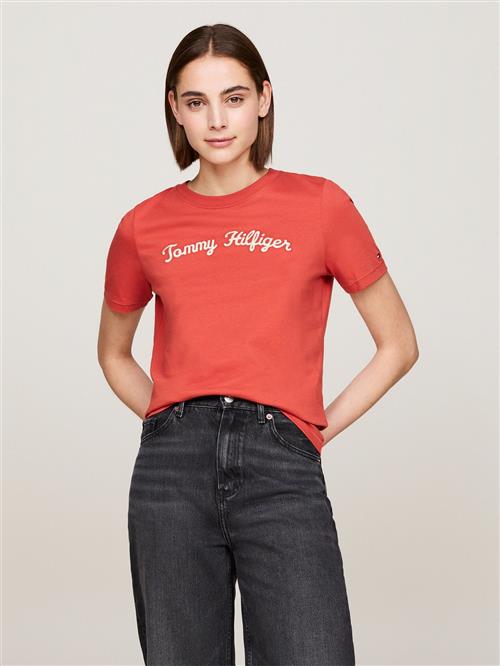 Se Tommy Hilfiger REG Script CNK SS Kvinde Terra Red Kortærmede T-shirts Str L - hos Magasin ved Magasin