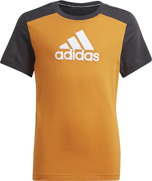 adidas Badge Of Sport Tshirt 128 - T-shirts hos Magasin