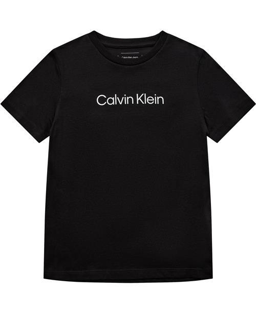 Se Calvin Klein Inst. Logo SS Tshirt Str 12 - Ck Black Kortærmede T-shirts hos Magasin ved Magasin