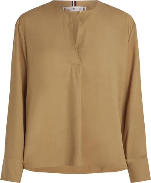 Se Tommy Hilfiger Fluid Viscose Vneck Rlxd Blouse Kvinde Classic Khaki Langærmede Bluser Str 38 - hos Magasin ved Magasin