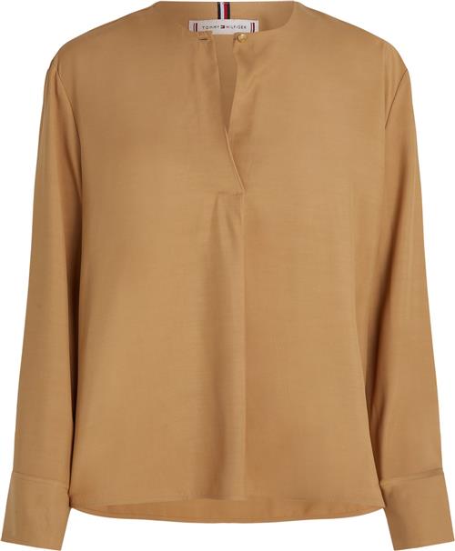 Se Tommy Hilfiger Fluid Viscose Vneck Rlxd Blouse Kvinde Classic Khaki Langærmede Bluser Str 36 - hos Magasin ved Magasin