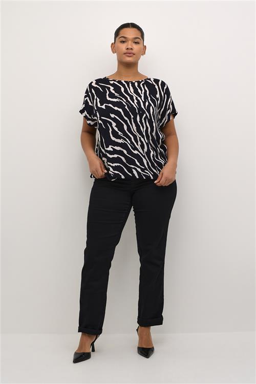 Se Kaffe Curve Kcsonna Stanley Top Kvinde Black / Antique Zebra Print Kortærmede Bluser Str 46 - hos Magasin ved Magasin