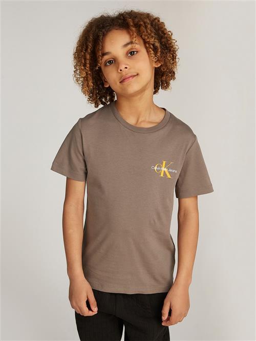 Se Calvin Klein Chest Monologo SS Tshirt Str 10 - Falcon Kortærmede T-shirts hos Magasin ved Magasin