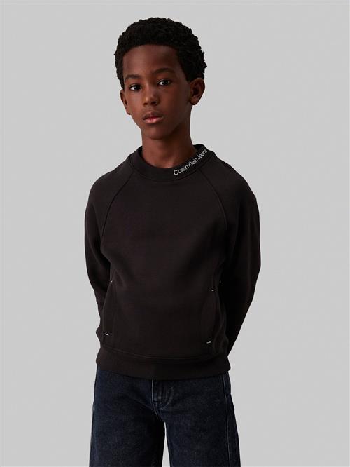 Se Calvin Klein Neck EMB. Fleece Crewneck Str 10 - Ck Black Sweatshirts hos Magasin ved Magasin