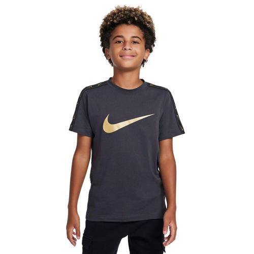 Se Nike Sportswear Repeat T Shirt 128-137 / S - T-shirts hos Magasin ved Magasin