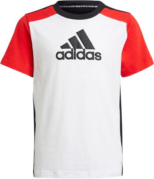 adidas Badge of Sport Logo Trænings Tshirt 128 - T-shirts Bomuld hos Magasin