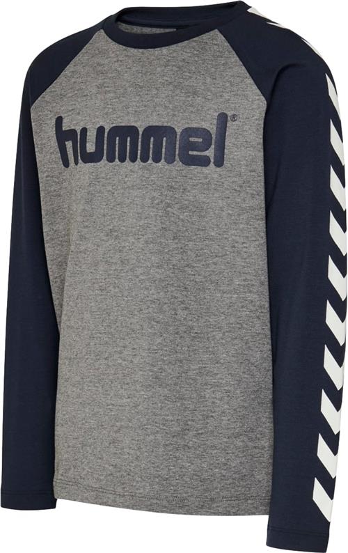 Se Hummel Hmlboys Tshirt L/S Str 8 år / 128 cm - Blå Langærmede T-shirts hos Magasin ved Magasin