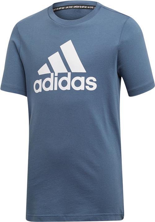 Se adidas Must Haves Badge Of Sport Tee 116 - T-shirts Gummi hos Magasin ved Magasin