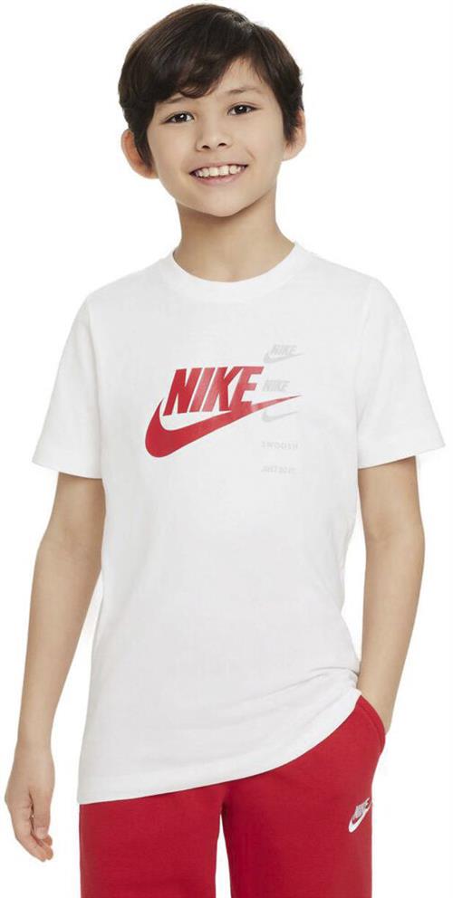 Se Nike Sportswear Standard Issue T Shirt 158-170 / XL - T-shirts hos Magasin ved Magasin