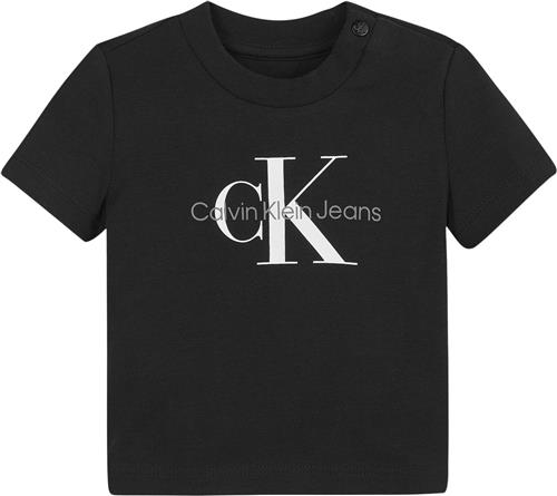 Se CK Kids Newborn Monogram SS Tshirt Str 62 - Beh Kortærmede T-shirts hos Magasin ved Magasin