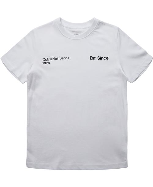 Se Calvin Klein REG. CK Graphic SS Tshirt Str 12 - Bright White Kortærmede T-shirts hos Magasin ved Magasin