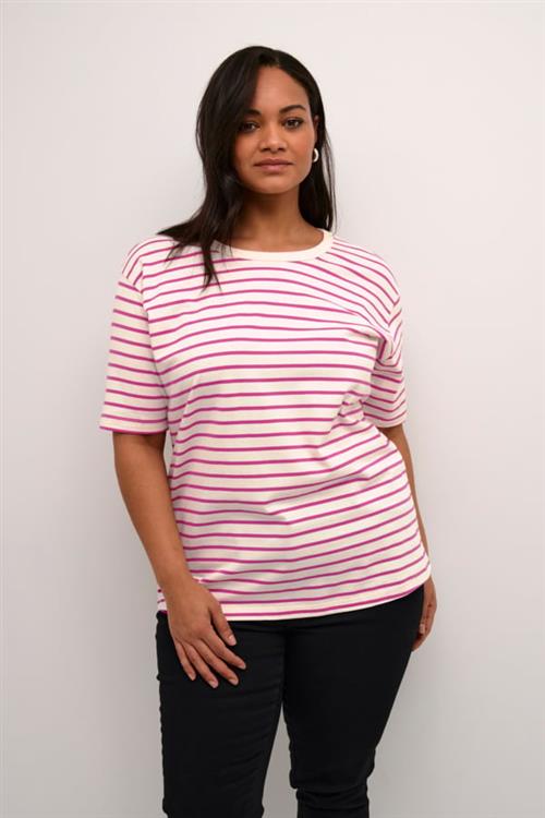 Se Kaffe Curve Kcwinni 1/2 Sleeve Tshirt Kvinde Ant. White/fuchsia Stripe Kortærmede T-shirts Str L - hos Magasin ved Magasin