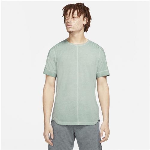 Se Nike Yoga Nomad Specialty Dyed T Shirt S - T-shirts hos Magasin ved Magasin