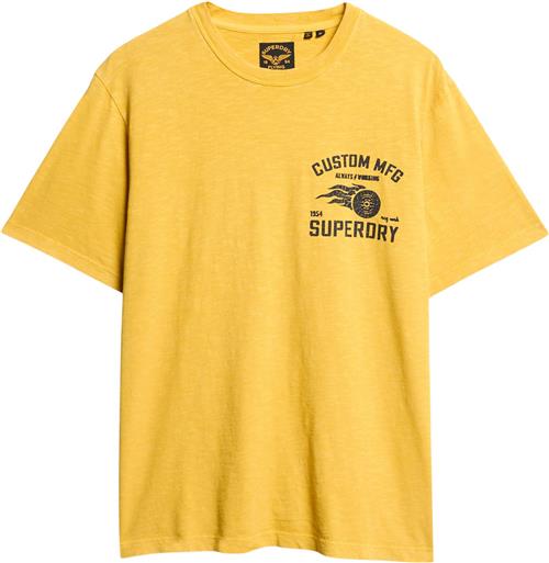 Se Superdry Lofi Biker Graphic Loose TEE Mand Pigment Yellow Kortærmede T-shirts Str XL - Bomuld hos Magasin ved Magasin