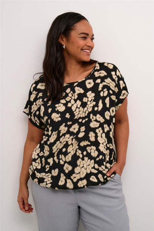 Se Kaffe Curve Kcbella Stanley Blouse Kvinde Black/sand Leo Print Kortærmede Bluser Str 48 - hos Magasin ved Magasin