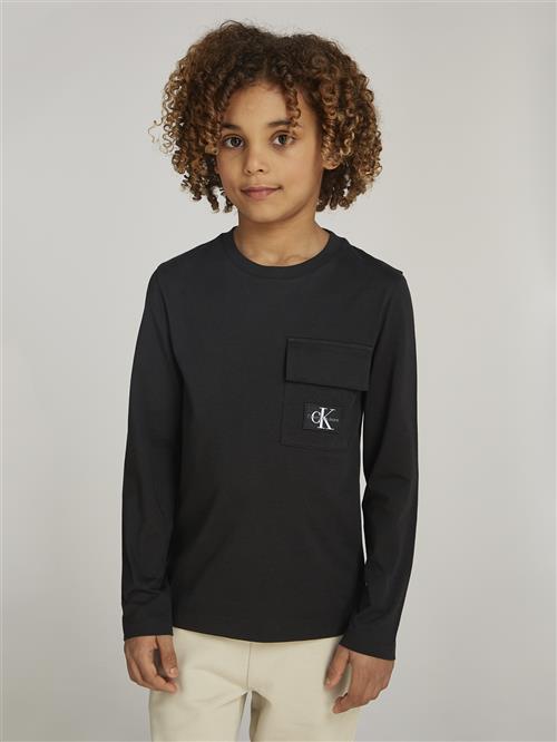 Se Calvin Klein Badge REG. LS Tshirt Str 8 - Ck Black Langærmede T-shirts hos Magasin ved Magasin