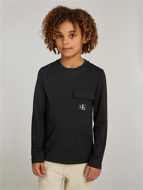 Se Calvin Klein Badge REG. LS Tshirt Str 12 - Ck Black Langærmede T-shirts hos Magasin ved Magasin